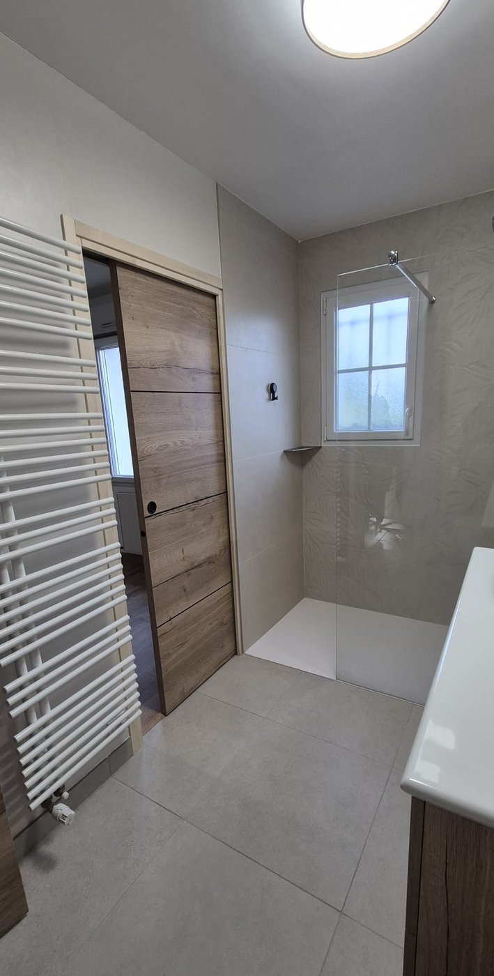 Pièce après rénovation — salle de bain et dressing sur-mesure