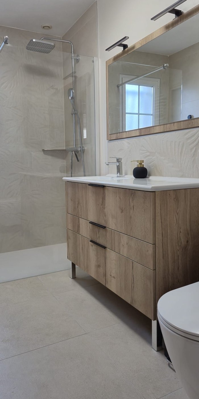 Pièce après rénovation — salle de bain et dressing sur-mesure